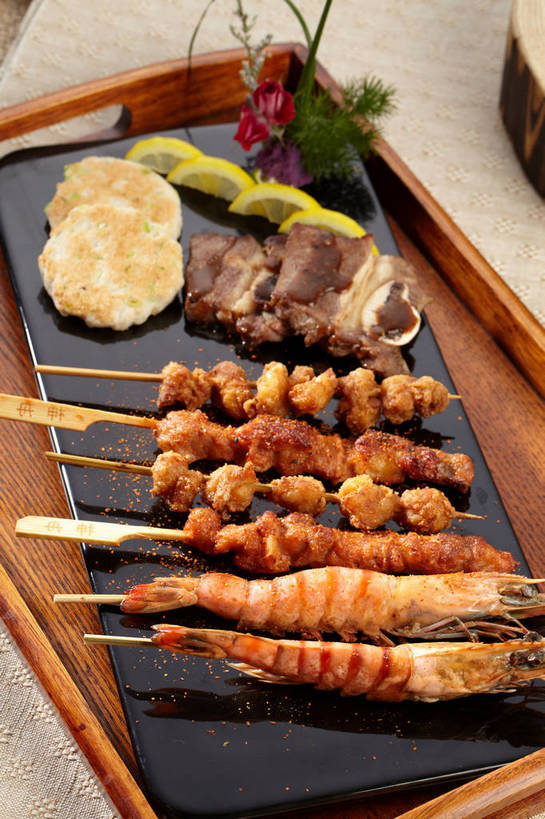 海鲜,骨骼,无人,竖图,俯视,室内,特写,白天,烹饪,烧烤,餐桌,桌子,柠檬,餐具,水果,一排,切开,新鲜,整齐,木制,碟子,粉末,盘,陶瓷,调味,鸡肉,肉,生食,虾,香料,佐料,料理,食品,果实,陶瓷制品,骨头,水产,菜肴,美食,肉类,竹签,海洋生物,食物,排列,两个,黄色,黑色,盘子,木制品,碟,切,粉,佳肴,有机食品,绿色食品,对虾,餐台,配料,骨架,队列,水生动物,海产品,水生物,剖面,肉食,海底动物,骨肉相连,切面,取食签,软骨,作料,粉状,粉剂,益母果,柠果,彩图,高角度拍摄,shjb1