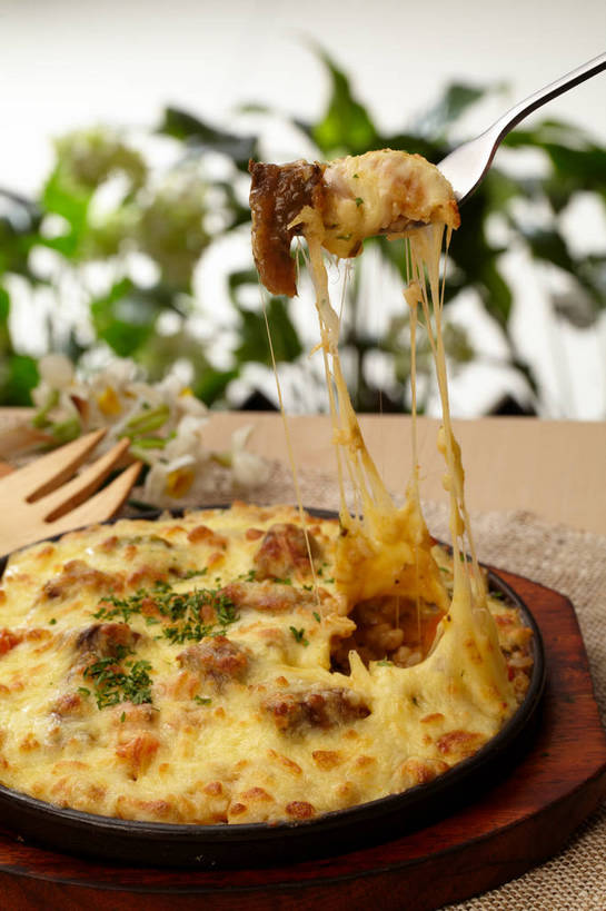 奶酪,无人,竖图,俯视,室内,特写,白天,烹饪,西餐,餐桌,桌子,餐具,叶子,朦胧,模糊,木制,叉子,碟子,盘,白米,谷类,谷物,肉,干酪,起司,料理,食品,绿叶,米,芝士,营养,大米,菜肴,美食,肉类,食物,一个,绿色,盘子,木制品,碟,四个,嫩叶,乳酪,西式,佳肴,单个,餐台,乳制品,发酵,焗饭,肉食,餐叉,叶,叶片,进餐用具,彩图,高角度拍摄,奶酪披萨,shjb1