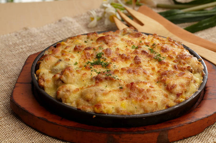 奶酪,无人,横图,俯视,室内,特写,白天,烹饪,西餐,餐桌,桌子,餐具,叶子,朦胧,模糊,木制,叉子,碟子,盘,白米,谷类,谷物,肉,干酪,起司,料理,食品,绿叶,米,芝士,营养,大米,菜肴,美食,肉类,食物,一个,绿色,盘子,木制品,碟,四个,嫩叶,乳酪,西式,佳肴,单个,餐台,乳制品,发酵,焗饭,肉食,餐叉,叶,叶片,进餐用具,彩图,高角度拍摄,奶酪披萨,shjb1