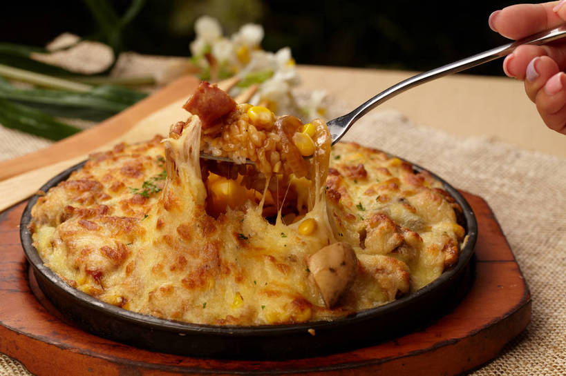 奶酪,东方人,手,一个人,横图,俯视,室内,特写,白天,烹饪,西餐,餐桌,桌子,餐具,叶子,亚洲,仅一个年轻女性,仅一个女性,仅一个人,握,朦胧,模糊,叉子,刀叉,刀子,碟子,盘,白米,谷类,谷物,肉,干酪,起司,料理,食品,绿叶,米,芝士,营养,拿,拿着,黄种人,大米,菜肴,美食,肉类,食物,三个,一个,绿色,盘子,碟,手部,嫩叶,乳酪,西式,握着,佳肴,单个,餐台,单手,乳制品,餐刀,发酵,焗饭,肉食,餐叉,年轻女性,女人,女性,亚洲人,叶,叶片,进餐用具,半身,彩图,高角度拍摄,奶酪披萨,shjb1