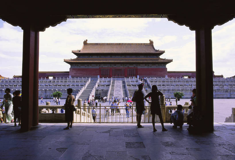 故宫,宫殿,栏杆,横图,彩色,室外,白天,旅游,度假,名胜古迹,标志建筑,地标,建筑,雕塑,北京,中国,亚洲,游人,风俗,清澈,遗迹,艺术,装饰,雕刻,雕像,柱子,文化遗产,古迹,历史,文物,娱乐,建设,传统,古建筑,殿堂,蓝天,工艺品,紫禁城,天,享受,休闲,旅游胜地,放松,精神,摄影,古代建筑,纪念,美术,权威,象征,美好,主题,感受,陈列,古文明,东亚,中华人民共和国,功能,美学,权力,权势,古代文明,明澈,清彻,清亮,制度,特征,势力,彩图,旅行,bj174