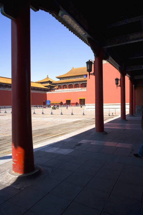 故宫,宫殿,竖图,彩色,室外,白天,旅游,建材,建筑,雕塑,北京,中国,亚洲,清澈,艺术,装饰,龙,雕刻,雕像,瓦片,柱子,墙,屋顶,文化遗产,艺术品,首都,瓦,顶,历史,立柱,建筑物,古代,蓝色,天空,工艺品,紫禁城,橙色,竖,摄影,建造,纪念,严肃,明亮,美术,蓝,权威,中国文化,主题,陈列,建筑材料,东亚,屋瓦,首府,中华人民共和国,功能,美学,权力,威严,权势,古远,明澈,清彻,清亮,势力,尊严,橙,彩图,旅行,传统文化,屋面瓦,bj174