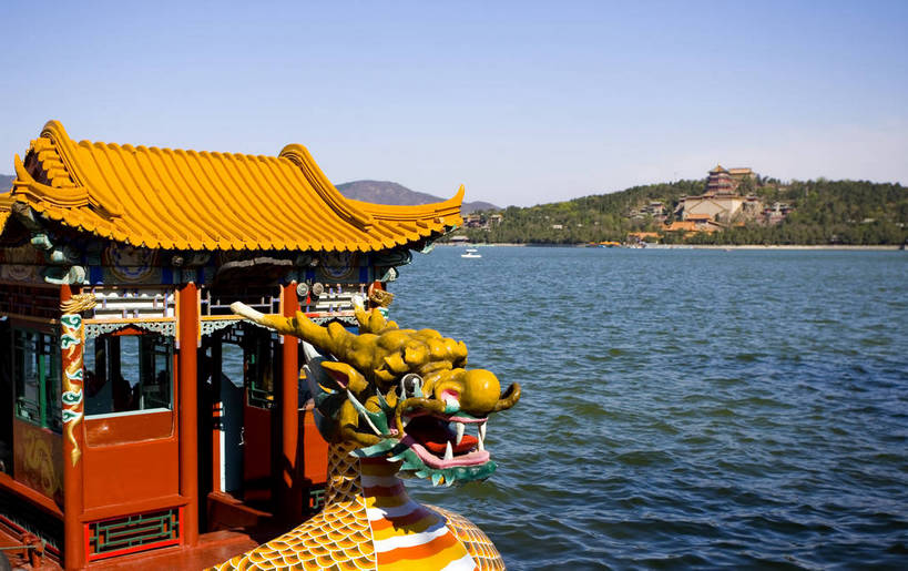 公园,颐和园,寺庙,宫殿,横图,彩色,室外,白天,旅游,湖,建筑,船,雕塑,北京,中国,亚洲,清澈,神话,龙,雕刻,雕像,塑像,亭子,文化遗产,小船,首都,历史,建筑物,树,古代,天空,休闲,摄影,活动,严肃,明亮,权威,权利,文明,中国文化,东亚,海淀区,万寿山,昆明湖,首府,中华人民共和国,北京市,京,北平,华北地区,权力,威严,权势,皇家园林,古远,空闲,明澈,清彻,清亮,清漪园,势力,尊严,彩图,旅行,庙,寺,传统文化,艇,bj174