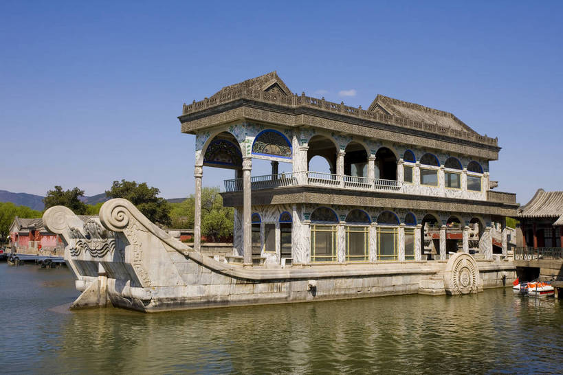 公园,颐和园,寺庙,宫殿,横图,彩色,室外,白天,旅游,湖,建筑,船,雕塑,北京,中国,亚洲,清澈,神话,龙,雕刻,雕像,塑像,亭子,文化遗产,小船,首都,历史,建筑物,树,古代,天空,休闲,摄影,活动,严肃,明亮,权威,权利,文明,中国文化,东亚,海淀区,万寿山,昆明湖,首府,中华人民共和国,北京市,京,北平,华北地区,权力,威严,权势,皇家园林,古远,空闲,明澈,清彻,清亮,石舫,清漪园,势力,尊严,彩图,旅行,庙,寺,传统文化,艇,bj174