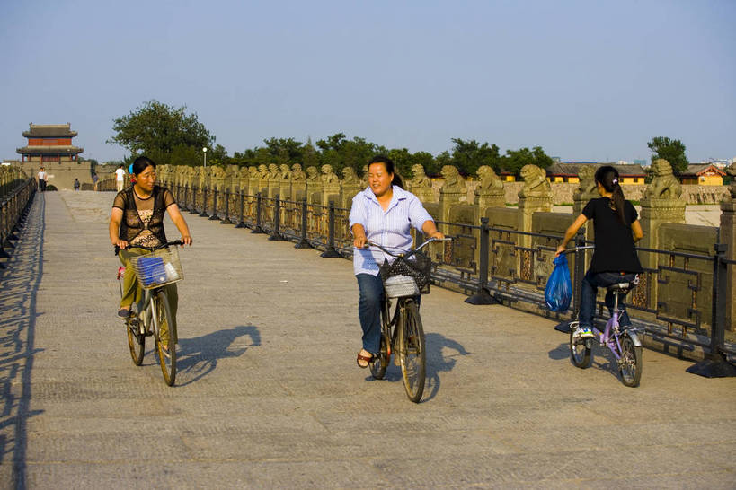 横图,彩色,特写,旅游,度假,名胜古迹,标志建筑,地标,建筑,哺乳动物,野生动物,狮子,工艺美术品,雕塑,北京,中国,亚洲,局部,清澈,遗迹,艺术,装饰,雕刻,雕像,浮雕,墙,文化遗产,艺术品,首都,古迹,历史,文物,娱乐,建设,城墙,古建筑,石雕,建筑物,墙壁,墙面,古代,蓝色,天空,动物,工艺品,享受,休闲,旅游胜地,放松,摄影,纪念,工艺,坚硬,明亮,美术,蓝,中国文化,狮,主题,防御,凶猛,陈列,古文明,东亚,首府,中华人民共和国,北京市,京,北平,华北地区,功能,美学,丰台区,古远,明澈,清彻,清亮,坚固,残暴,凶残,石,彩图,旅行,宛平,宛平城,传统文化,bj174