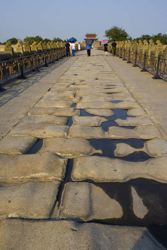 竖图,彩色,特写,旅游,度假,名胜古迹,标志建筑,地标,建筑,哺乳动物,野生动物,狮子,工艺美术品,雕塑,北京,中国,亚洲,局部,清澈,遗迹,艺术,装饰,雕刻,雕像,浮雕,墙,文化遗产,艺术品,首都,古迹,历史,文物,娱乐,建设,城墙,古建筑,石雕,建筑物,墙壁,墙面,古代,蓝色,天空,动物,工艺品,享受,休闲,旅游胜地,放松,竖,摄影,纪念,工艺,坚硬,明亮,美术,蓝,中国文化,狮,主题,防御,凶猛,陈列,古文明,东亚,首府,中华人民共和国,北京市,京,北平,华北地区,功能,美学,丰台区,古远,明澈,清彻,清亮,坚固,残暴,凶残,石,彩图,旅行,宛平,宛平城,传统文化,bj174