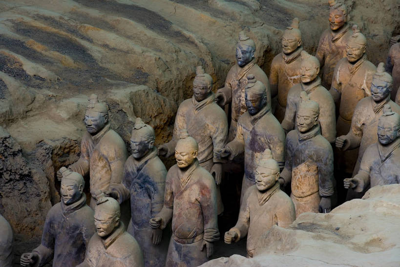 横图,彩色,室内,特写,白天,旅游,度假,名胜古迹,标志建筑,地标,建筑,雕塑,兵马俑,西安,中国,亚洲,许多,士兵,局部,遗迹,艺术,装饰,雕刻,雕像,浮雕,塑像,泥土,文化遗产,艺术品,很多,古迹,历史,文物,娱乐,建设,古建筑,建筑物,古代,工艺品,享受,休闲,旅游胜地,放松,摄影,古董,纪念,战士,美术,古物,文明,中国文化,主题,陈列,古玩,古文明,东亚,武装,陕西,陕西省,军队,中华人民共和国,功能,美学,古远,古代文明,一致,男人,男性,彩图,旅行,传统文化,服从,bj174