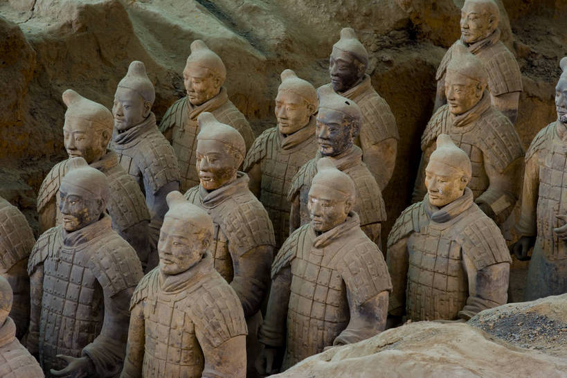 横图,彩色,室内,特写,白天,旅游,度假,名胜古迹,标志建筑,地标,建筑,雕塑,兵马俑,西安,中国,亚洲,许多,士兵,局部,遗迹,艺术,装饰,雕刻,雕像,浮雕,塑像,泥土,文化遗产,艺术品,很多,古迹,历史,文物,娱乐,建设,古建筑,建筑物,古代,工艺品,享受,休闲,旅游胜地,放松,摄影,古董,纪念,战士,美术,古物,文明,中国文化,主题,陈列,古玩,古文明,东亚,武装,陕西,陕西省,军队,中华人民共和国,功能,美学,古远,古代文明,一致,男人,男性,彩图,旅行,传统文化,服从,bj174