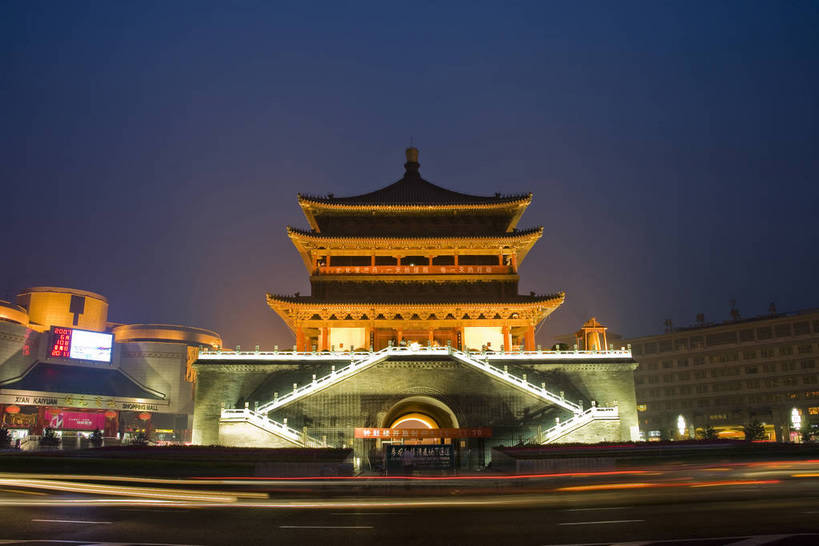 横图,彩色,室外,旅游,度假,名胜古迹,标志建筑,地标,建筑,夜景,西安,中国,亚洲,遗迹,时间,时钟,亭子,文化遗产,钟楼,灯光,计时,古迹,历史,文物,娱乐,建设,古建筑,建筑物,灯,古代,黑色,钟表,享受,休闲,闪耀,表,旅游胜地,放松,黑暗,摄影,黑,中国文化,古文明,东亚,陕西,中华人民共和国,塔钟,古远,古代文明,钟,夜,彩图,旅行,传统文化,bj174
