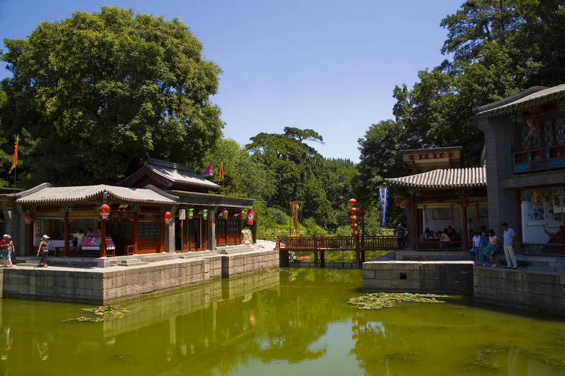 横图,彩色,室外,白天,旅游,度假,名胜古迹,标志建筑,地标,建筑,船,北京,避暑山庄,中国,亚洲,清澈,遗迹,亭子,文化遗产,小船,古迹,文物,娱乐,建设,古建筑,建筑物,游船,树,蓝色,绿色,天空,享受,休闲,旅游胜地,放松,摄影,明亮,蓝,权威,高贵,中国文化,绿,参观,古文明,东亚,中华人民共和国,华北地区,权力,河北,河北省,冀,权势,承德,承德市,空闲,明澈,清彻,清亮,势力,河,旅游者,彩图,旅行,承德避暑山庄,传统文化,艇,bj174