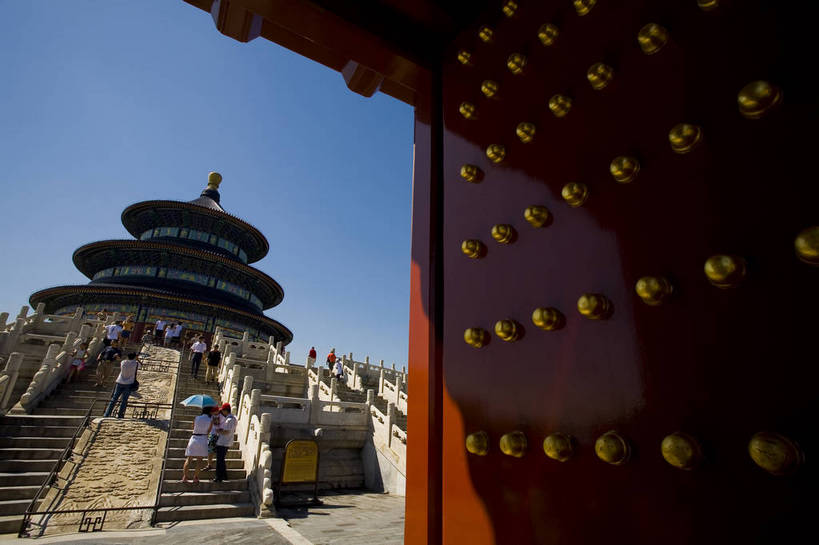 天坛,宫殿,横图,彩色,室外,白天,旅游,度假,建材,石头,名胜古迹,门,标志建筑,地标,建筑,雕塑,北京,中国,亚洲,遗迹,艺术,装饰,圆形,龙,雕刻,雕像,浮雕,瓦片,屋顶,文化遗产,走廊,瓦,古迹,文物,娱乐,建设,古建筑,墙壁,红色,蓝色,绿色,工艺品,享受,休闲,旅游胜地,放松,摄影,建造,纪念,五颜六色,石栏,美术,色彩斑斓,祭祀,中国文化,主题,五彩缤纷,陈列,建筑材料,古文明,东亚,屋瓦,中华人民共和国,功能,美学,五彩斑斓,五光十色,彩图,旅行,目的地,屋面瓦,bj174
