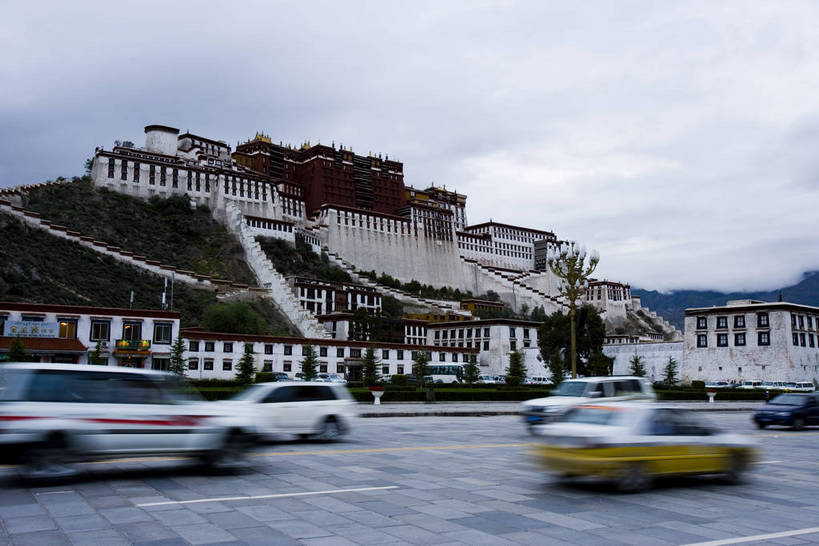 宫殿,横图,名胜古迹,建筑,路,汽车,照明,布达拉宫,中国,亚洲,文化遗产,文化,拉萨,西藏,少数民族,民族,天空,自然,行驶,旅游胜地,摄影,宗教,中国文化,东亚,藏传佛教,世界文化遗产,中华人民共和国,彩图,中国少数民族,bj174