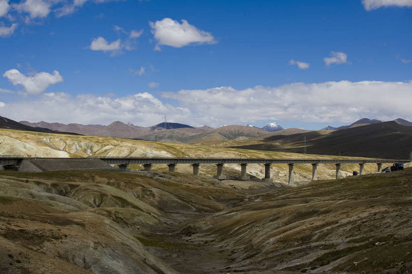 横图,室外,白天,雪,雪山,道路,铁路,中国,亚洲,山坡,桥,山峦,西藏,自然,旅游胜地,摄影,宗教,东亚,中华人民共和国,彩图,bj174