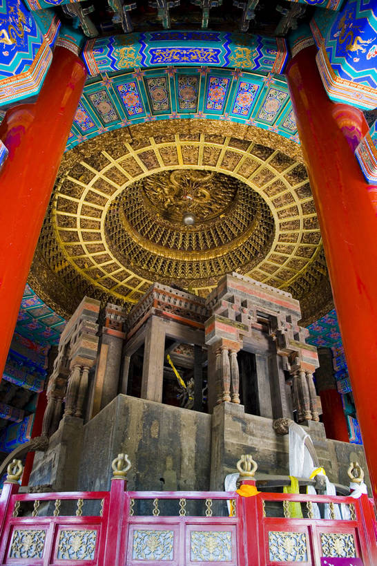 竖图,建筑,工艺美术品,中国,亚洲,朝拜,局部,艺术,龙,地砖,房屋,屋顶,艺术品,顶棚,历史,传统,古代,红色,工艺品,祈祷,金色,旅游胜地,摄影,宗教,佛教,工艺,美术,东亚,喇嘛,佛陀,藏传佛教,中华人民共和国,华北地区,河北,河北省,冀,承德,承德市,古远,彩图,庙,普乐寺,藻井,bj174
