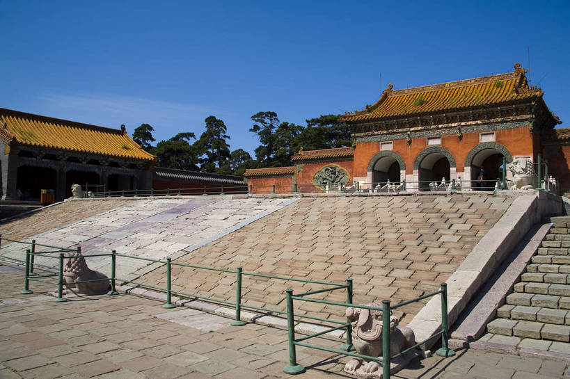 横图,室外,白天,石头,建筑,雕塑,中国,亚洲,龙,地砖,雕像,房屋,墙,历史,古代,黄色,红色,墓地,金色,旅游胜地,摄影,坟墓,陵墓,坟场,东亚,辽宁,沈阳,世界文化遗产,中华人民共和国,古远,彩图,北陵,清昭陵,bj174