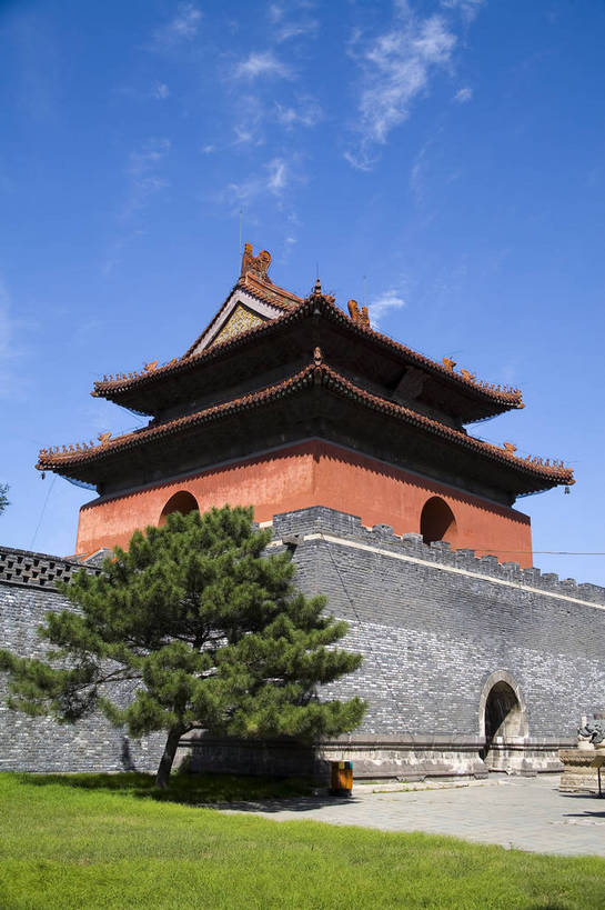 竖图,室外,白天,石头,建筑,雕塑,中国,亚洲,地砖,雕像,房屋,墙,历史,树木,古代,黄色,红色,墓地,金色,旅游胜地,摄影,坟墓,陵墓,坟场,东亚,辽宁,沈阳,世界文化遗产,中华人民共和国,古远,彩图,北陵,清昭陵,bj174