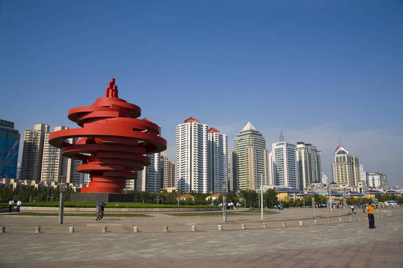 高楼大厦,广场,横图,室外,白天,城市风光,城市,建筑,摩天大楼,雕塑,青岛,中国,亚洲,雕像,场地,现代,山东,现代化,红色,旅游胜地,摩天大厦,摄影,城市建筑,场所,东亚,中华人民共和国,发达,彩图,bj174