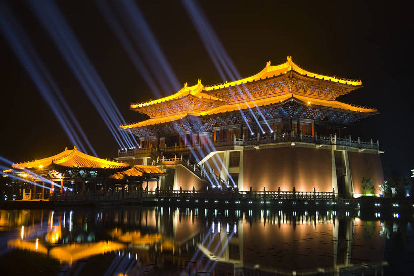 横图,彩色,室外,旅游,度假,湖,名胜古迹,标志建筑,地标,建筑,夜景,中国,亚洲,阴影,遗迹,光线,影子,亭子,灯光,古迹,历史,文物,娱乐,建设,古建筑,建筑物,古代,享受,休闲,闪耀,旅游胜地,放松,摄影,闪烁,开封,灯火通明,古文明,东亚,中华人民共和国,河南省,闪动,闪灼,古远,夜,彩图,旅行,高楼,清明上河园,建筑结构,bj174
