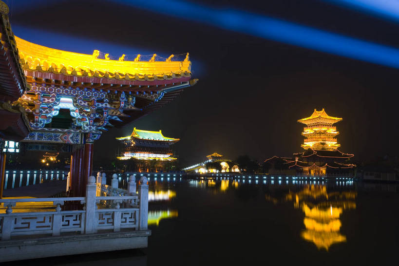 横图,彩色,室外,旅游,度假,湖,名胜古迹,标志建筑,地标,建筑,夜景,中国,亚洲,阴影,遗迹,光线,影子,亭子,灯光,古迹,历史,文物,娱乐,建设,古建筑,建筑物,古代,享受,休闲,闪耀,旅游胜地,放松,摄影,闪烁,开封,灯火通明,古文明,东亚,中华人民共和国,河南省,闪动,闪灼,古远,夜,彩图,旅行,高楼,清明上河园,建筑结构,bj174