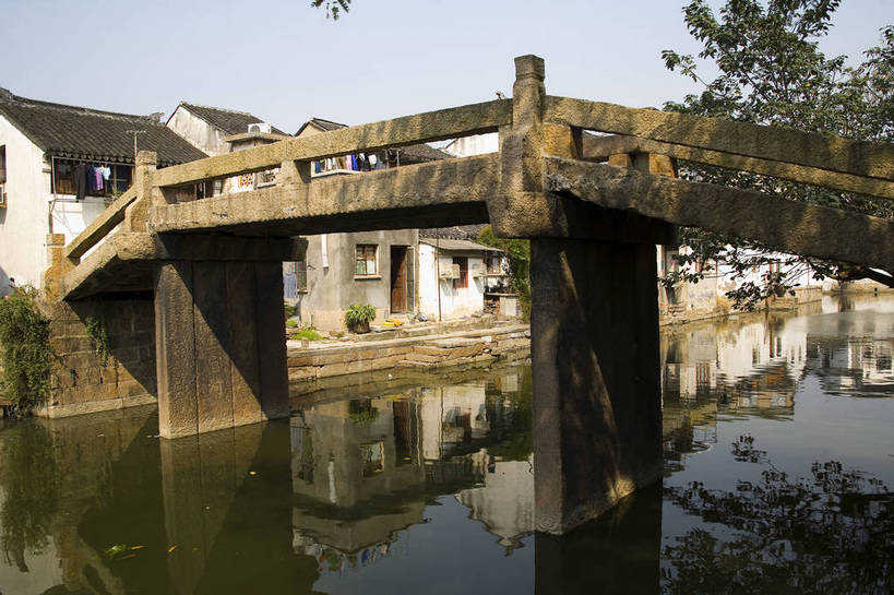 横图,彩色,室外,白天,旅游,度假,名胜古迹,标志建筑,地标,建筑,中国,遗迹,图片,小河,建筑群,桥,古典,古迹,文物,娱乐,建设,古建筑,江苏,石桥,同里,树木,享受,休闲,旅游胜地,放松,摄影,中国文化,古文明,东亚,旅行,传统文化,bj174