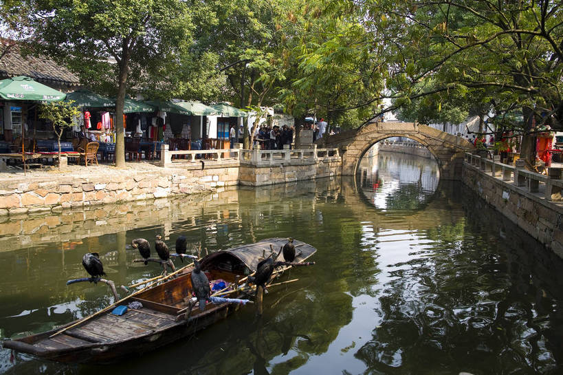 横图,彩色,室外,白天,旅游,度假,名胜古迹,标志建筑,地标,建筑,船,中国,遗迹,图片,小河,建筑群,桥,渔船,古典,古迹,文物,娱乐,建设,古建筑,江苏,石桥,同里,树木,享受,休闲,旅游胜地,放松,摄影,中国文化,古文明,东亚,旅行,传统文化,bj174