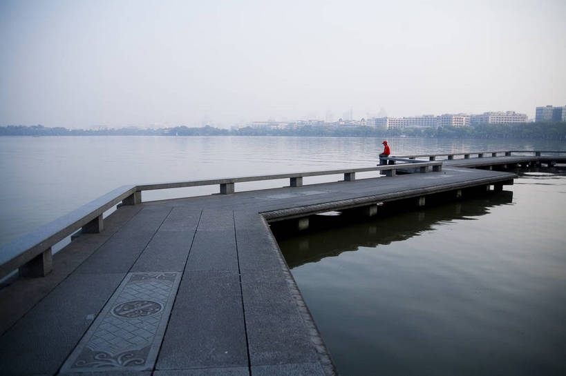 横图,彩色,室外,白天,旅游,度假,湖,名胜古迹,标志建筑,地标,建筑,西湖,中国,遗迹,图片,木桥,古迹,文物,娱乐,建设,古建筑,浙江,树木,湖水,享受,休闲,旅游胜地,放松,摄影,杭州,中国文化,自然风光,古文明,东亚,旅行,bj174