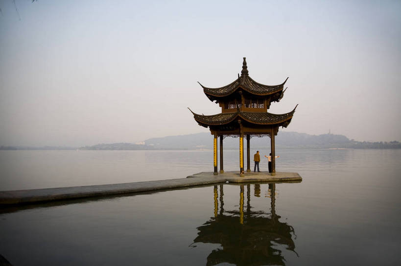 横图,彩色,室外,白天,锻炼,旅游,度假,运动,美景,名胜古迹,标志建筑,地标,建筑,杭州西湖,西湖,中国,亚洲,遗迹,图片,房屋,楼阁,亭子,屋子,景观,文化遗产,美丽,古迹,文物,娱乐,建设,古建筑,楼房,浙江省,自然,凉亭,湖水,晨练,享受,休闲,旅游胜地,景色,放松,摄影,古代建筑,杭州,美好,文明,中国文化,自然风光,室外运动,户外运动,古文明,东亚,中华人民共和国,亭台楼阁,体育,彩图,健身,旅行,房子,架空,bj174