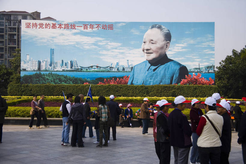 人群,花园,横图,彩色,室外,旅游,度假,美景,城市风光,城市,大厦,建筑,汽车,深圳,中国,亚洲,邓小平,标志,广告牌,景观,交通,开放,娱乐,标识,现代,现代建筑,旅客,特色,车,白云,蓝天,绿地,天,享受,休闲,景色,便捷,放松,运输,摄影,生活方式,经济,纪念,居住,美好,文明,参观,东亚,发展,广东省,中华人民共和国,快捷,深圳市,繁荣,改革,进步,发达,伟人,交流,彩图,观光,旅行,高楼,居住区,bj174