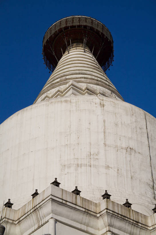 竖图,彩色,室外,白天,旅游,度假,名胜古迹,标志建筑,地标,建筑,北海公园,北京,中国,亚洲,局部,风俗,清澈,遗迹,艺术,平静,瓦片,文化遗产,瓦,古迹,历史,文物,娱乐,建设,传统,古建筑,白塔,民居,蓝天,天,享受,休闲,旅游胜地,放松,精神,竖,摄影,建造,古代建筑,部分,矗立,象征,美好,耸立,感受,参观,青砖,古文明,东亚,屋瓦,北海,中华人民共和国,挺立,古代文明,明澈,清彻,清亮,制度,特征,彩图,旅行,老城区,普通,bj174