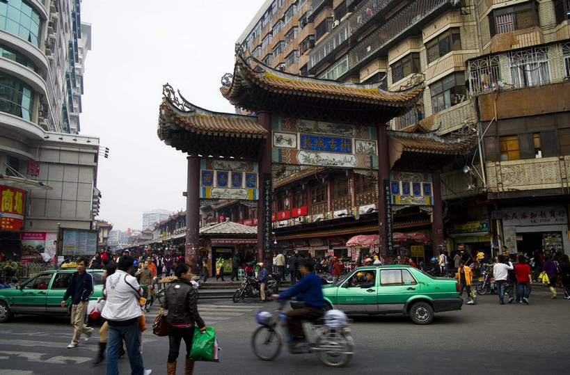 人群,横图,彩色,购物,旅游,度假,名胜古迹,标志建筑,道路,地标,建筑,街道,路,公路,自行车,汽车,雕塑,中国,亚洲,行人,游客,遗迹,艺术,装饰,民俗,雕刻,雕像,牌匾,书法,柱子,文化遗产,食品,交通,古典,古迹,历史,文物,娱乐,建设,美食,饮食,古建筑,餐饮,旅客,车,食物,古代,居民区,工艺品,享受,休闲,旅游胜地,放松,思想,摄影,古代建筑,生活方式,纪念,精致,居住,美术,文明,中国文化,主题,陈列,福建,古文明,东亚,台江,福建省,中华人民共和国,华东地区,省会,功能,美学,闽,福州,福州市,古远,古代文明,流传,马路,旅行,商业,中国书法,传统文化,门匾,台江区,榕城古街,bj174