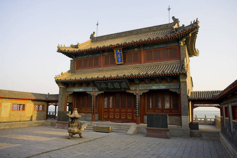 横图,彩色,室外,白天,旅游,度假,名胜古迹,标志建筑,地标,建筑,长城,中国,亚洲,风俗,遗迹,壮观,文化遗产,冬天,古城,辽阔,古典,宏伟,古迹,历史,文物,娱乐,建设,传统,城墙,古建筑,历史建筑,特色,古代,蓝天,天空,天,享受,休闲,广阔,旅游胜地,放松,精神,摄影,城楼,古代建筑,纪念,文明,中国文化,特殊,防御,古文明,东亚,古长城,中华人民共和国,河北省,秦皇岛,抵抗,奇迹,古远,伟大,流传,制度,特别,旅行,传统文化,老龙头,山海关,bj174