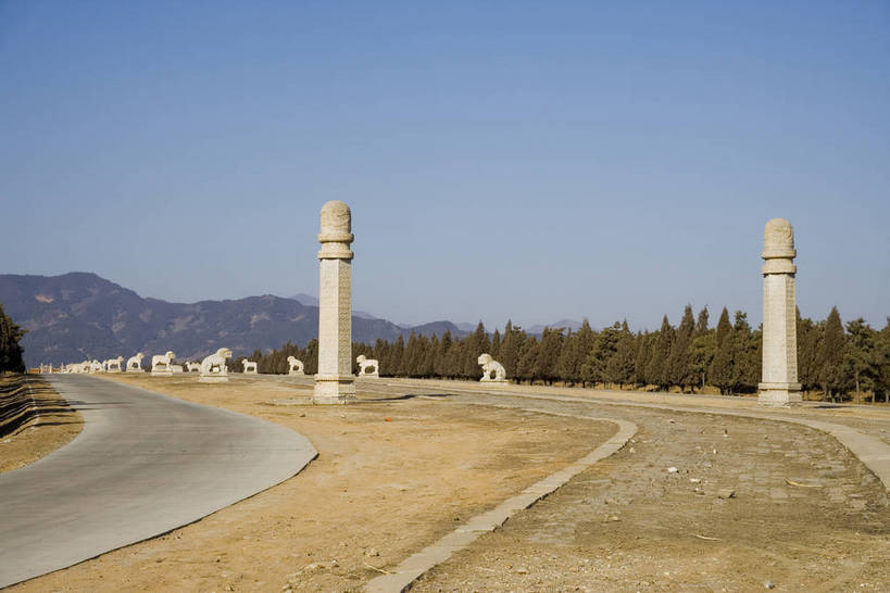 横图,彩色,室外,白天,旅游,度假,神秘,名胜古迹,标志建筑,道路,地标,建筑,路,公路,中国,亚洲,花纹,风俗,遗迹,艺术,雕刻,雕像,图案,柱子,文化遗产,交通,古迹,历史,文物,娱乐,建设,传统,古建筑,石柱,享受,休闲,旅游胜地,放松,精神,气派,摄影,古代建筑,权威,陵墓,象征,高贵,美好,感受,图样,参观,古文明,东亚,中华人民共和国,权力,河北,威严,权势,伟大,古代文明,制度,特征,皇家,势力,马路,彩图,旅行,皇陵,东陵,清东陵,bj174