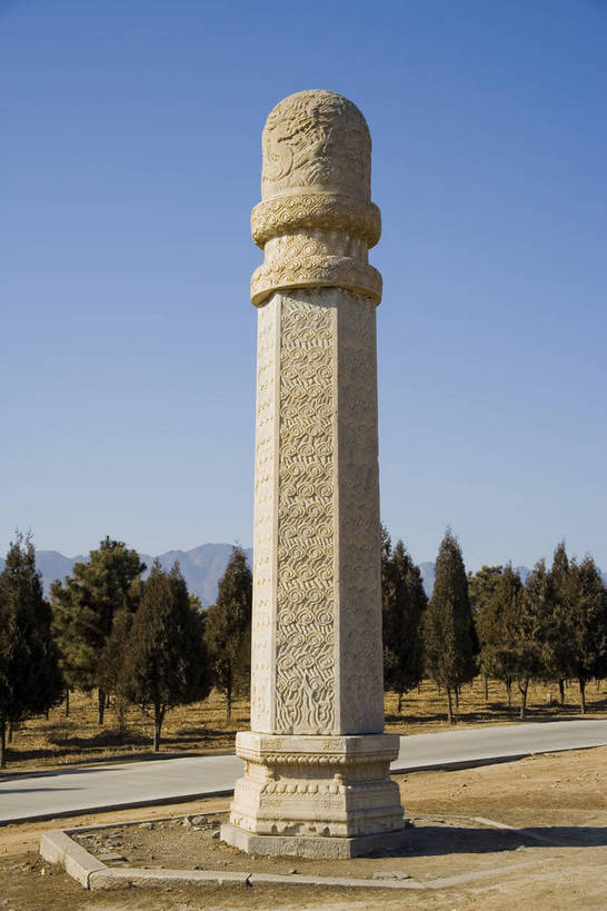 竖图,彩色,室外,白天,旅游,度假,神秘,名胜古迹,标志建筑,道路,地标,建筑,路,公路,中国,亚洲,花纹,风俗,遗迹,艺术,雕刻,雕像,图案,柱子,文化遗产,交通,古迹,历史,文物,娱乐,建设,传统,古建筑,石柱,享受,休闲,旅游胜地,放松,精神,气派,竖,摄影,古代建筑,权威,陵墓,矗立,象征,高贵,美好,耸立,感受,图样,参观,古文明,东亚,中华人民共和国,权力,河北,威严,权势,挺立,伟大,古代文明,制度,特征,皇家,势力,马路,彩图,旅行,皇陵,东陵,清东陵,bj174
