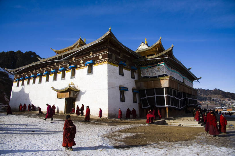 寺庙,横图,彩色,室外,旅游,名胜古迹,标志建筑,地标,建筑,中国,亚洲,朝拜,节日,民俗,图片,文化遗产,雪景,冬天,建筑群,宏伟,文化,建设,虔诚,蓝色,天空,天,祈祷,健康,气派,许愿,摄影,宗教,佛教,信仰,古代建筑,纪念,祈求,祭祀,中国文化,参观,东亚,甘肃省,藏传佛教,郎木寺,中华人民共和国,甘南,释教,平安,旅行,游览,庙,寺,传统文化,bj174
