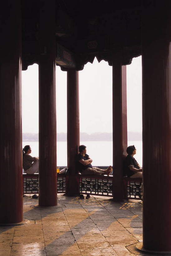 颐和园,宫殿,竖图,彩色,室外,白天,旅游,度假,湖,名胜古迹,标志建筑,地标,建筑,柳树,雕塑,北京,中国,亚洲,游客,游人,风俗,遗迹,艺术,装饰,雕刻,雕像,柱子,亭子,文化遗产,古迹,历史,文物,娱乐,建设,传统,古建筑,树,工艺品,凉亭,湖水,享受,休闲,旅游胜地,放松,精神,竖,摄影,古代建筑,纪念,园林,美术,矗立,象征,美好,主题,耸立,感受,陈列,古文明,东亚,昆明湖,功能,美学,挺立,古代文明,制度,特征,彩图,旅行,知春亭,bj174