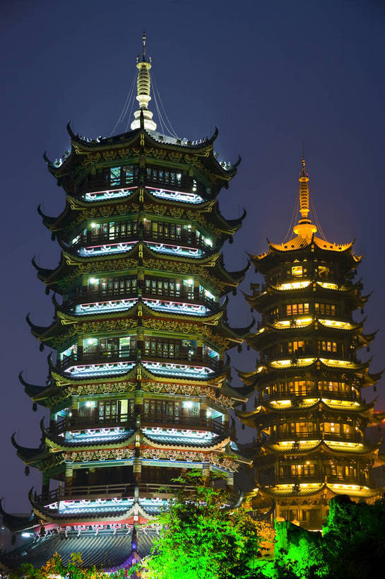 竖图,室外,旅游,度假,湖,名胜古迹,标志建筑,地标,建筑,夜景,桂林,中国,亚洲,遗迹,民俗,景观,文化遗产,建筑群,灯光,古典,古迹,文物,娱乐,建设,古建筑,民居,特色,古镇,享受,休闲,灿烂,旅游胜地,景色,放松,竖,人文景观,古塔,象山,广西,矗立,中国文化,耸立,古文明,东亚,杉湖,广西壮族自治区,中华人民共和国,桂林市,灯火辉煌,挺立,民族建筑,古代文明,象山区,秀峰区,江,旅行,传统文化,桂林山水,桂林日月塔,榕杉湖,榕杉湖景区,金塔银塔,情侣塔,bj174