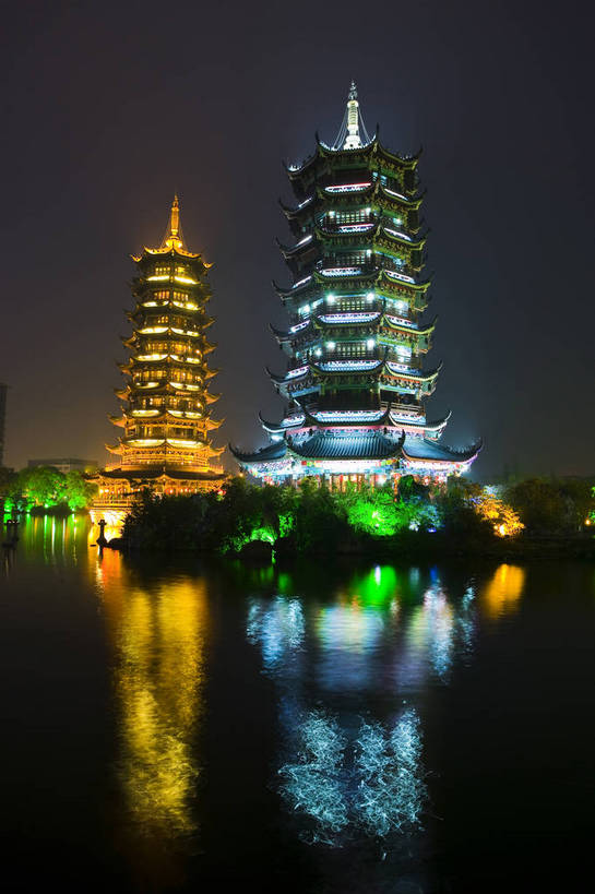 竖图,室外,旅游,度假,湖,名胜古迹,标志建筑,地标,建筑,夜景,桂林,中国,亚洲,遗迹,民俗,景观,文化遗产,建筑群,灯光,古典,古迹,文物,娱乐,建设,古建筑,民居,特色,古镇,享受,休闲,灿烂,旅游胜地,景色,放松,竖,人文景观,古塔,象山,广西,矗立,中国文化,耸立,古文明,东亚,杉湖,广西壮族自治区,中华人民共和国,桂林市,灯火辉煌,挺立,民族建筑,古代文明,象山区,秀峰区,江,旅行,传统文化,桂林山水,桂林日月塔,榕杉湖,榕杉湖景区,金塔银塔,情侣塔,bj174
