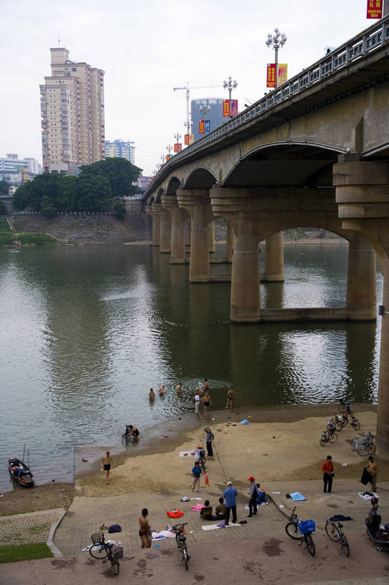竖图,俯视,彩色,室外,白天,旅游,度假,名胜古迹,城市风光,标志建筑,城市,道路,地标,建筑,中国,亚洲,遗迹,景观,建筑群,桥,交通,都市,古迹,文物,娱乐,建设,现代,古建筑,现代建筑,享受,休闲,旅游胜地,放松,竖,运输,摄影,经济,广西,矗立,耸立,古文明,东亚,发展,南宁,广西壮族自治区,首府,中华人民共和国,桂,华南地区,南宁市,挺立,繁荣,进步,发达,旅行,邕江,中兴大桥,bj174