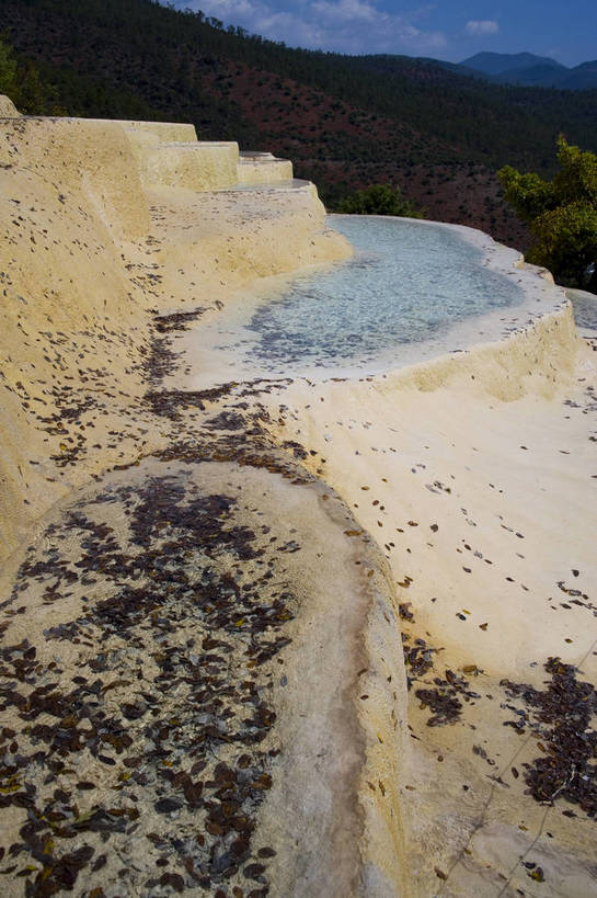 竖图,彩色,旅游,度假,名胜古迹,山,标志建筑,地标,建筑,中国,亚洲,遗迹,景观,古迹,文物,娱乐,建设,古建筑,云南,自然,享受,休闲,旅游胜地,景色,放松,竖,摄影,地理,矗立,自然风光,耸立,古文明,东亚,地貌,中华人民共和国,挺立,旅行,地质,白水台,bj174