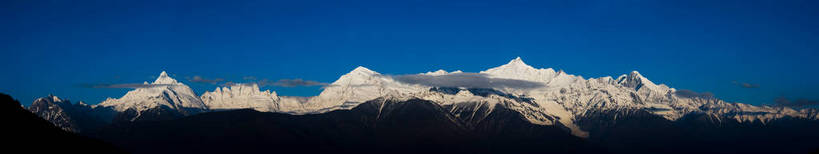 横图,全景,彩色,室外,白天,旅游,度假,名胜古迹,山,雪山,标志建筑,地标,建筑,香格里拉,中国,亚洲,遗迹,景观,山顶,古迹,文物,娱乐,建设,古建筑,梅里雪山,云南,自然,享受,休闲,远景,旅游胜地,景色,放松,摄影,地理,自然风光,古文明,东亚,地貌,德钦县,中华人民共和国,旅行,地质,bj174