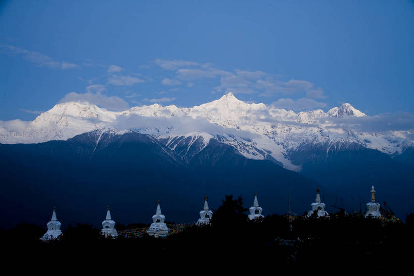 横图,彩色,室外,白天,旅游,度假,名胜古迹,山,雪山,标志建筑,地标,建筑,香格里拉,中国,亚洲,节日,遗迹,景观,山顶,塔,古迹,文化,文物,娱乐,建设,古建筑,金顶,梅里雪山,云南,经幡,佛塔,白色,自然,祈祷,享受,休闲,健康,远景,旅游胜地,景色,放松,许愿,摄影,宗教,地理,佛教,信仰,纪念,祈求,自然风光,古文明,东亚,地貌,喇嘛教,藏传佛教,德钦县,中华人民共和国,释教,平安,旅行,藏语系佛教,地质,西藏佛教,bj174