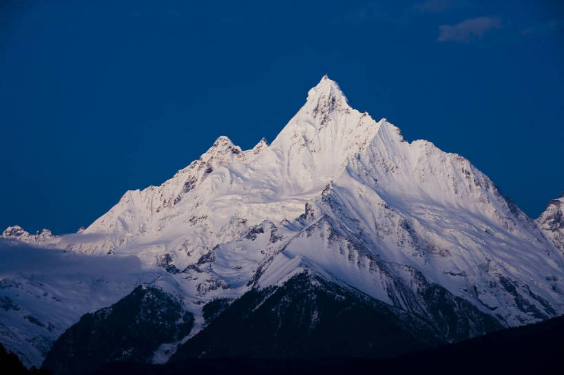 横图,彩色,室外,白天,旅游,度假,名胜古迹,山,雪山,标志建筑,地标,建筑,香格里拉,中国,亚洲,遗迹,景观,山顶,古迹,文物,娱乐,建设,古建筑,梅里雪山,云南,自然,享受,休闲,远景,旅游胜地,景色,放松,摄影,地理,自然风光,古文明,东亚,地貌,德钦县,中华人民共和国,旅行,地质,bj174