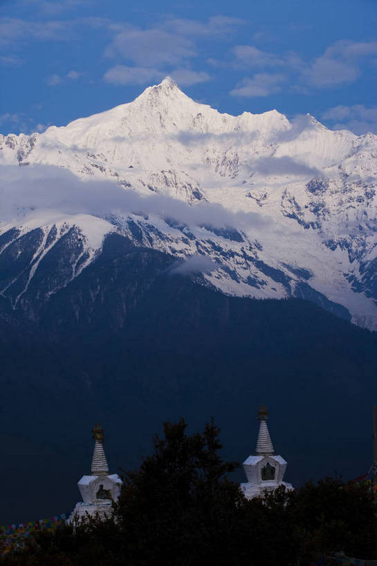 竖图,彩色,室外,白天,旅游,度假,名胜古迹,山,雪山,标志建筑,地标,建筑,香格里拉,中国,亚洲,节日,遗迹,景观,山顶,塔,古迹,文化,文物,娱乐,建设,古建筑,梅里雪山,云南,经幡,佛塔,白色,自然,祈祷,享受,休闲,健康,远景,旅游胜地,景色,放松,竖,许愿,摄影,宗教,地理,佛教,信仰,纪念,祈求,矗立,自然风光,耸立,古文明,东亚,地貌,喇嘛教,藏传佛教,德钦县,中华人民共和国,挺立,释教,平安,旅行,藏语系佛教,地质,西藏佛教,bj174