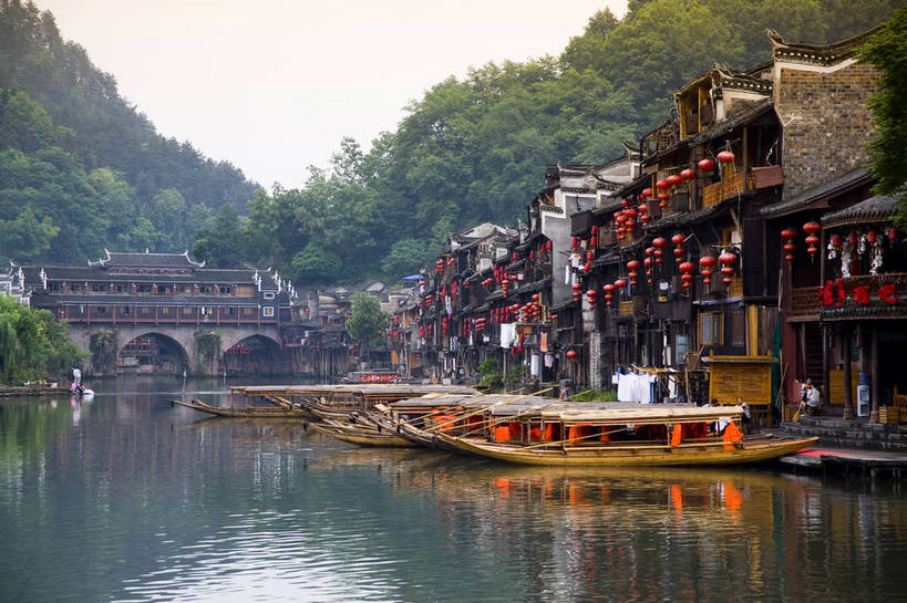 横图,彩色,室外,白天,旅游,度假,名胜古迹,山,标志建筑,地标,建筑,船,中国,亚洲,遗迹,民俗,图片,文化遗产,建筑群,古典,古迹,文物,娱乐,建设,古建筑,民居,游船,树木,古镇,享受,休闲,旅游胜地,放松,摄影,美好,文明,中国文化,古文明,东亚,湖南,凤凰镇,中华人民共和国,幽静,江,旅行,传统文化,bj174
