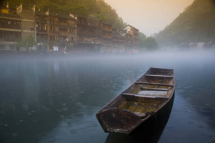 横图,彩色,室外,白天,旅游,度假,名胜古迹,山,雾,标志建筑,地标,建筑,船,中国,亚洲,遗迹,民俗,图片,文化遗产,建筑群,古典,古迹,文物,娱乐,建设,古建筑,民居,游船,树木,古镇,享受,休闲,旅游胜地,薄雾,放松,摄影,美好,文明,中国文化,古文明,东亚,湖南,凤凰镇,中华人民共和国,幽静,江,旅行,传统文化,bj174