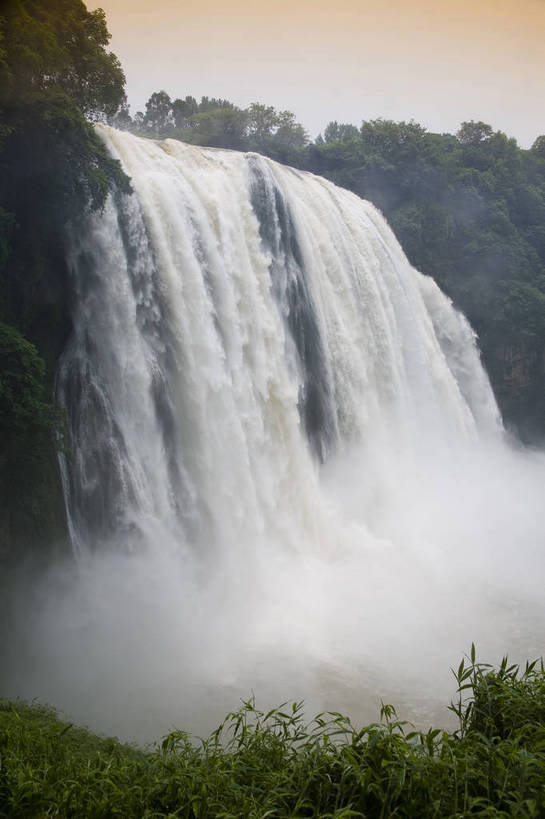 竖图,彩色,室外,白天,旅游,度假,名胜古迹,瀑布,山,水,标志建筑,地标,建筑,黄果树,黄果树瀑布,中国,亚洲,遗迹,壮观,湍急,图片,景观,水潭,古迹,文物,娱乐,建设,古建筑,树木,自然,享受,休闲,旅游胜地,景色,放松,竖,摄影,矗立,汹涌,美妙,自然风光,耸立,古文明,东亚,贵州,中华人民共和国,挺立,气势磅礴,旅行,bj174