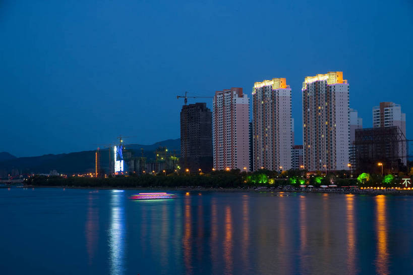 横图,室外,旅游,度假,名胜古迹,城市风光,标志建筑,城市,道路,地标,建筑,夜景,中国,亚洲,遗迹,景观,灯光,交通,都市,古迹,文物,娱乐,建设,现代,古建筑,现代建筑,江水,享受,休闲,灿烂,远景,旅游胜地,放松,运输,经济,古文明,东亚,发展,松花江,吉林,中华人民共和国,灯火辉煌,繁荣,进步,发达,旅行,吉林市,bj174