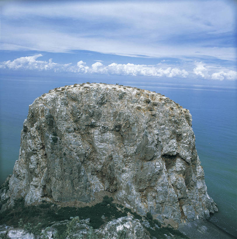 竖图,彩色,室外,白天,旅游,度假,岛屿,湖,名胜古迹,标志建筑,地标,建筑,青海湖,鸟岛,中国,亚洲,遗迹,景观,小岛,云,美丽,古迹,文物,娱乐,建设,古建筑,树,蓝天,天空,自然,湖水,享受,休闲,旅游胜地,放松,竖,摄影,人文景观,矗立,美好,近景,耸立,古文明,东亚,青海,中华人民共和国,挺立,幽静,旅行,bj174