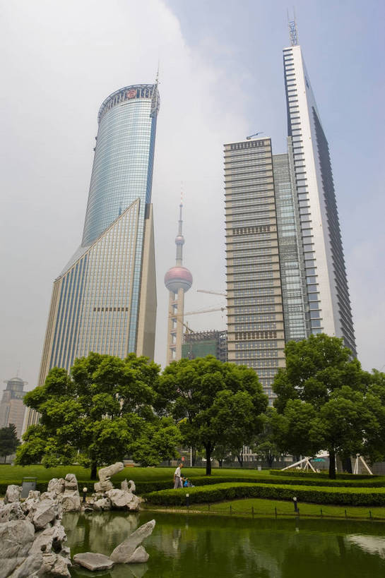 公园,花园,竖图,彩色,室外,白天,旅游,度假,办公楼,草地,草坪,名胜古迹,植物,城市风光,标志建筑,大厦,地标,建筑,上海,中国,亚洲,遗迹,景观,建筑群,古迹,文物,娱乐,建设,古建筑,浦东,草,绿色,蓝天,地标建筑,享受,休闲,旅游胜地,放松,竖,摄影,古文明,东亚,中华人民共和国,陆家嘴绿地,金融区,旅行,bj174