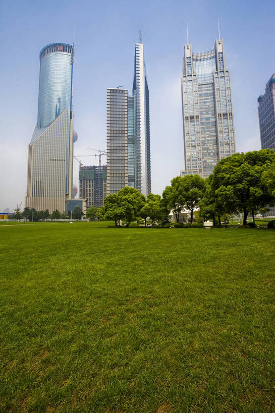 公园,花园,竖图,彩色,室外,白天,旅游,度假,办公楼,草地,草坪,名胜古迹,植物,城市风光,标志建筑,大厦,地标,建筑,上海,中国,亚洲,遗迹,景观,建筑群,古迹,文物,娱乐,建设,古建筑,浦东,草,绿色,蓝天,地标建筑,享受,休闲,旅游胜地,放松,竖,摄影,古文明,东亚,中华人民共和国,陆家嘴绿地,金融区,旅行,bj174